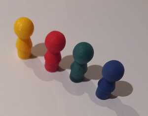 Pions de teinte rouge, bleue, verte et jaune
