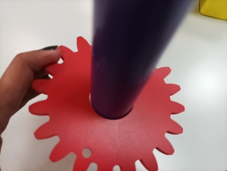 Une image contenant gâteau d’anniversaire, Carmin, rouge, personne
Description générée automatiquement