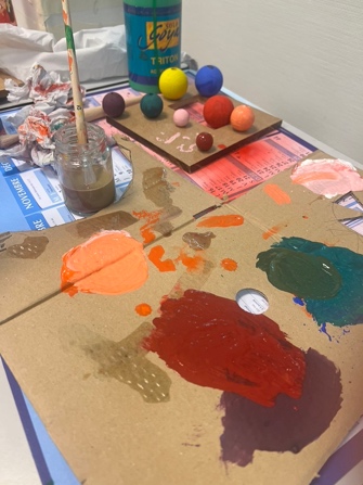 Une image contenant Dessin d’enfant, balle, peinture, intérieur
Description générée automatiquement