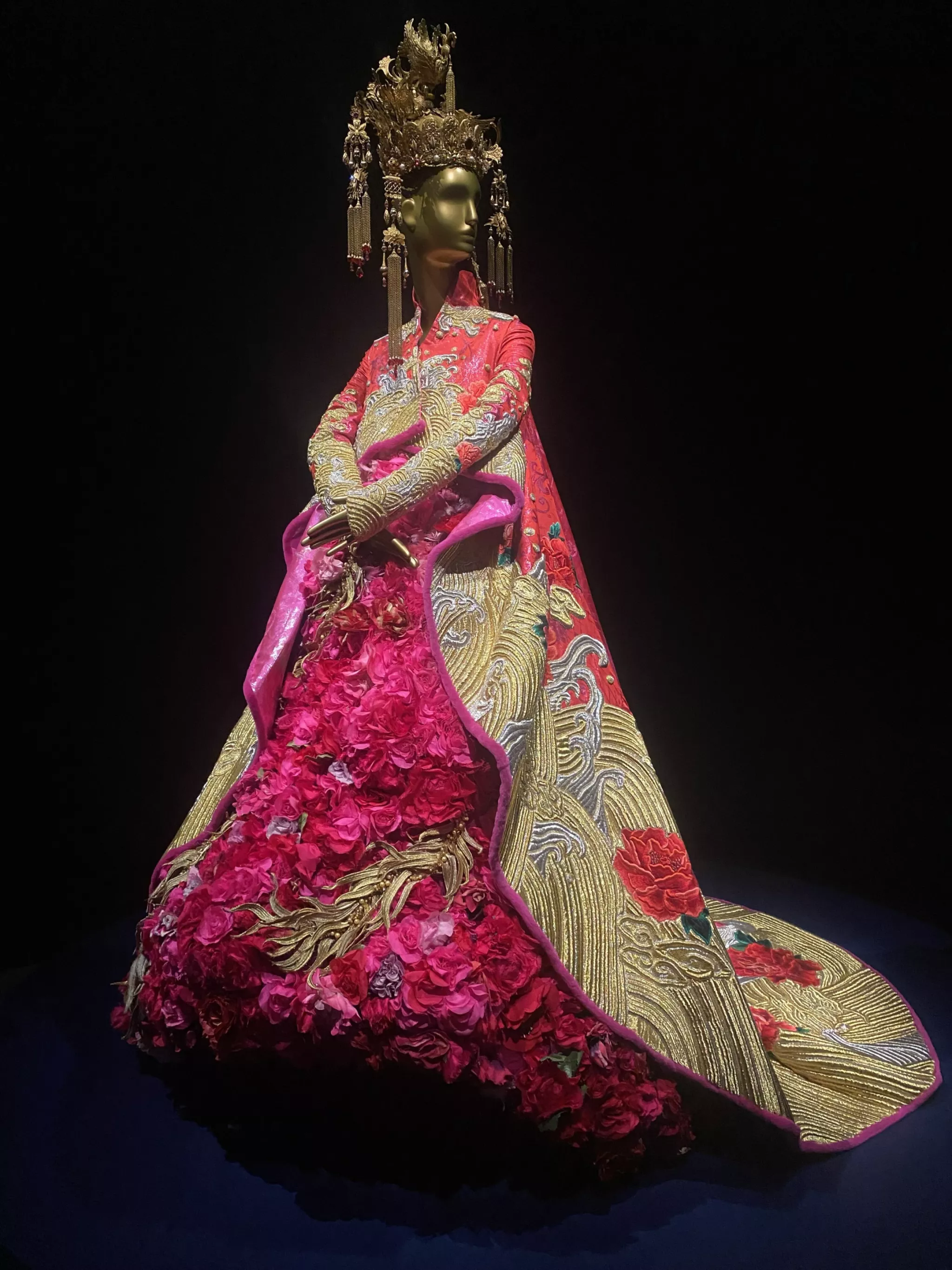 robe de Guo Pei (exposition Au fil de l'or, Quai Branly)