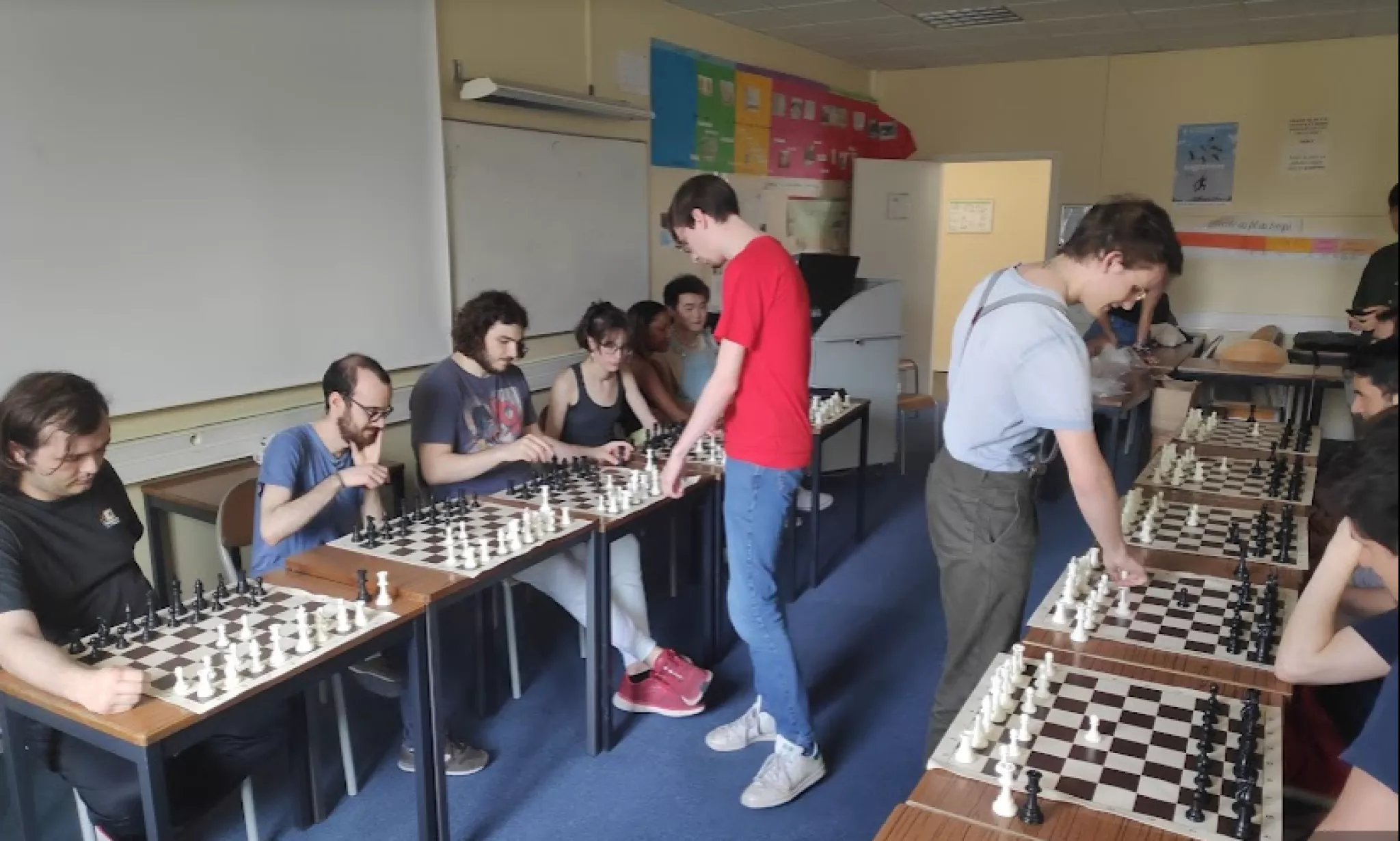 Charles et Vincent jouent en simultanée contre cinq adversaires chacun